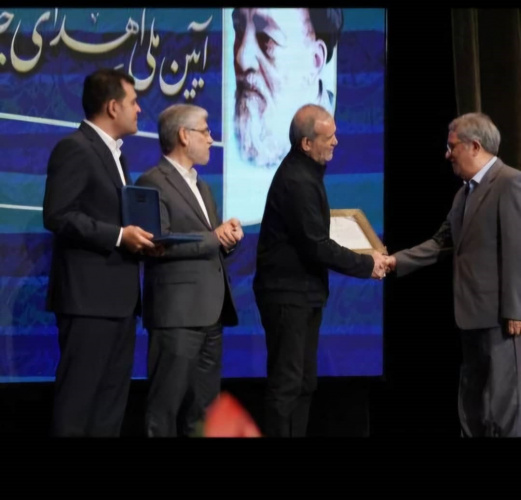 اهدای جـایزه علامـه طبـاطبـایی به آقای دکتر رضا محمودی، استاد دانشکده متالورژی و مواد دانشکدگان فنی دانشگاه تهران